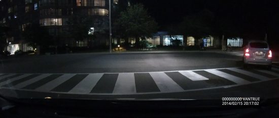 Screenshot of the Vantrue R2 comparing license plates sharpness at night.